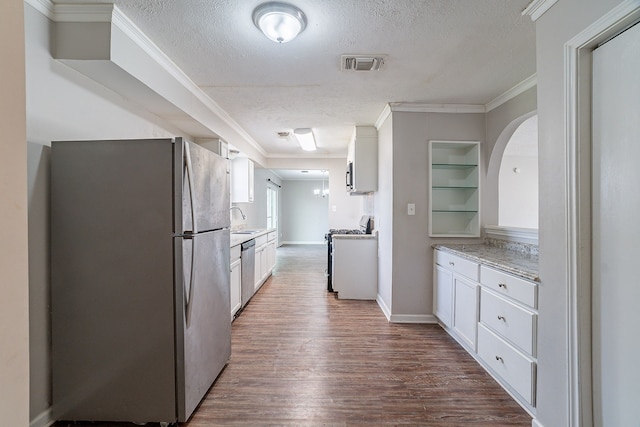 kitchen featuring visible vents, dark wood-style flooring, a sink, appliances with stainless steel finishes, and a textured ceiling