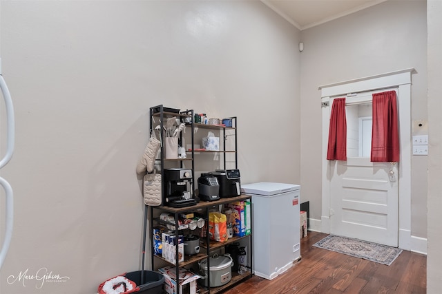 washroom with crown molding, baseboards, and wood finished floors