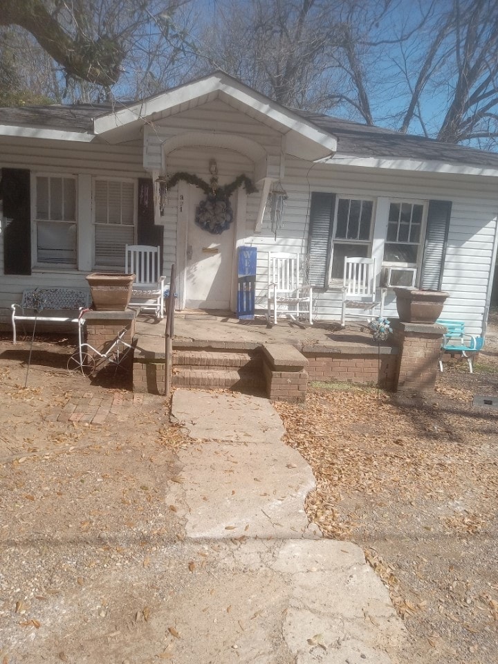 view of front of property featuring covered porch