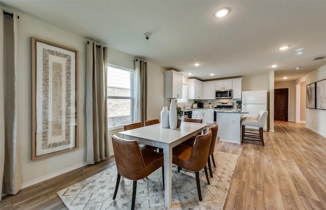 dining space featuring visible vents, recessed lighting, baseboards, and light wood-style floors