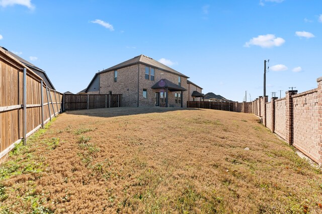 view of yard featuring a fenced backyard