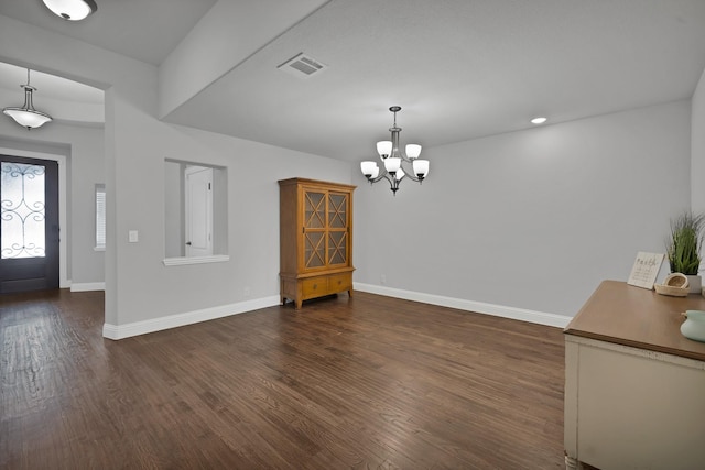 foyer featuring visible vents, baseboards, a notable chandelier, and dark wood-style flooring