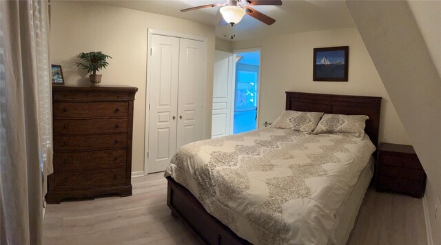 bedroom featuring light wood-style floors, ceiling fan, and a closet