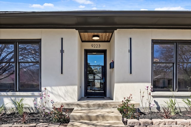 entrance to property with stucco siding