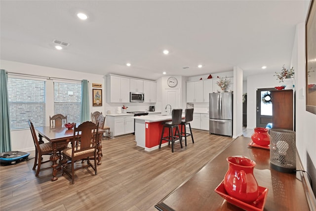 dining area featuring recessed lighting, light wood-style floors, visible vents, and baseboards