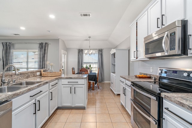 kitchen featuring visible vents, a chandelier, light tile patterned floors, stainless steel appliances, and a sink