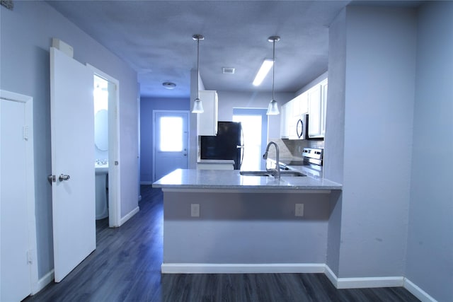 kitchen featuring visible vents, a sink, dark wood-type flooring, appliances with stainless steel finishes, and white cabinetry