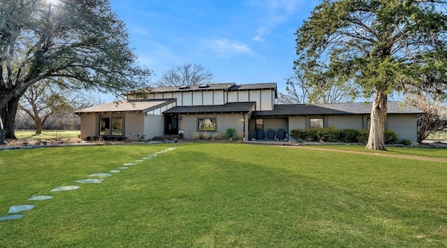 view of front of house with a front lawn