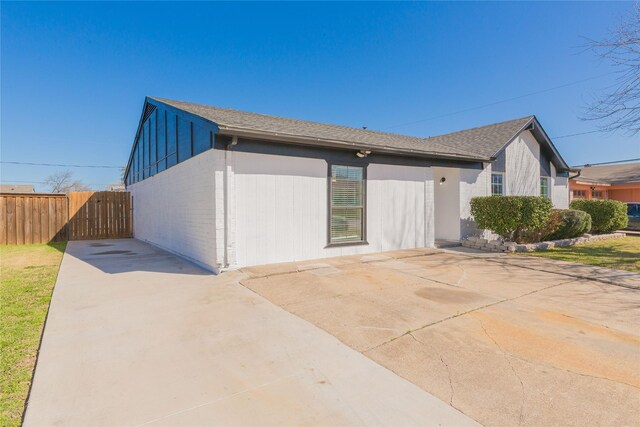 Listing photo 2 for 502 Alva Dr, Grand Prairie TX 75052