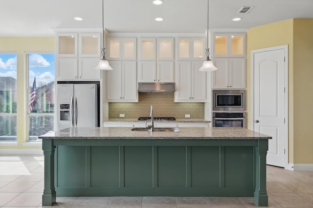 kitchen with white cabinets, visible vents, backsplash, and stainless steel appliances