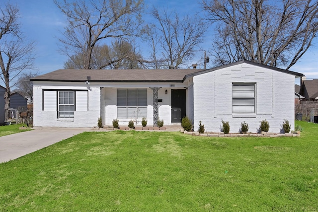 view of front facade featuring brick siding and a front lawn