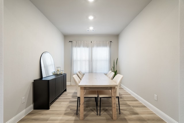 dining space featuring light wood-type flooring, visible vents, baseboards, and recessed lighting