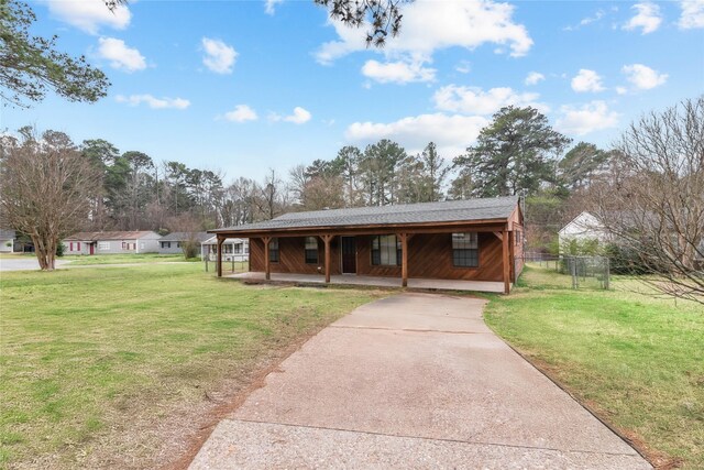 view of front of house with a front yard, fence, and covered porch