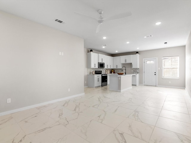 kitchen with a sink, visible vents, open floor plan, and stainless steel appliances