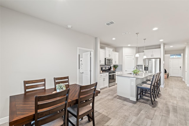 dining space featuring recessed lighting, light wood-style floors, visible vents, and baseboards