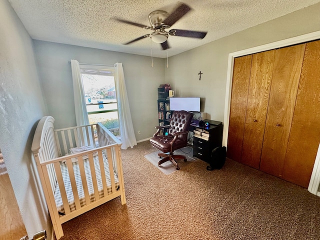 bedroom featuring carpet floors, a textured ceiling, and ceiling fan