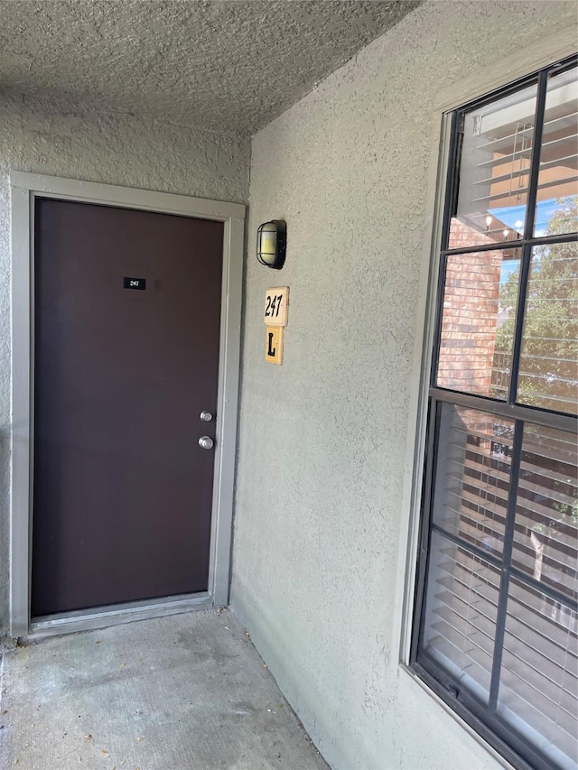 view of exterior entry with stucco siding