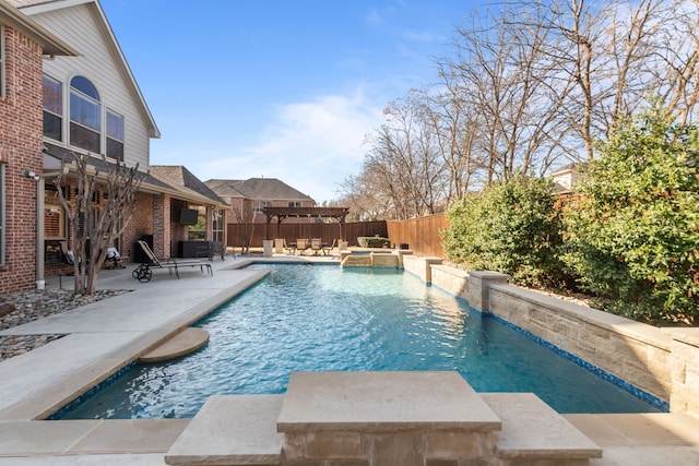 view of swimming pool featuring a pool with connected hot tub, a patio, a pergola, and a fenced backyard