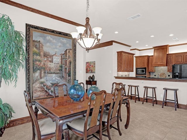 dining room featuring visible vents, recessed lighting, crown molding, baseboards, and a chandelier