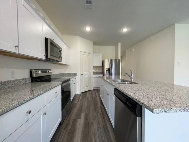 kitchen with visible vents, a sink, dark wood-style floors, appliances with stainless steel finishes, and white cabinets