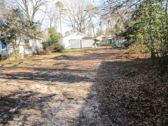 view of yard with an outdoor structure