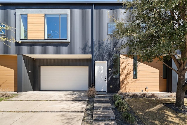 view of front of property featuring an attached garage and driveway