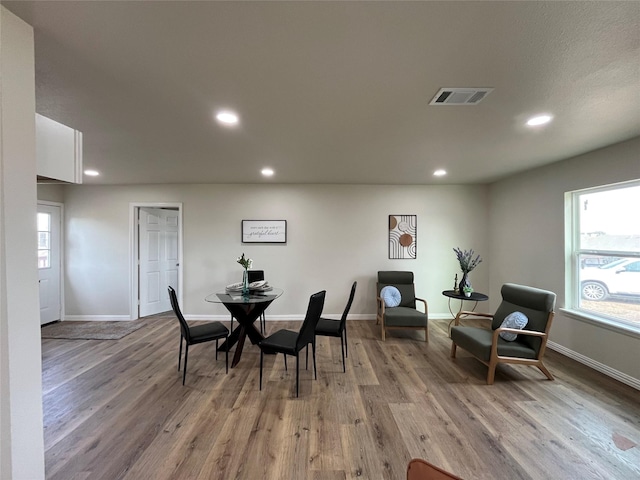 dining space featuring light wood-style flooring, recessed lighting, visible vents, and baseboards