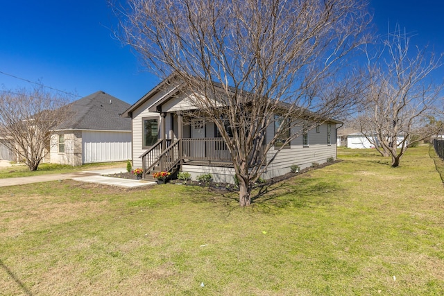 view of front of house featuring a front lawn