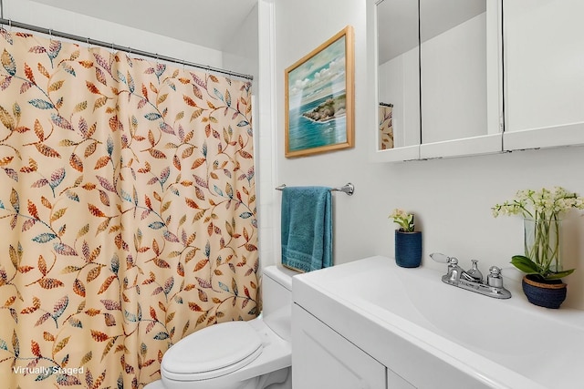 full bath featuring a shower with curtain, toilet, and vanity