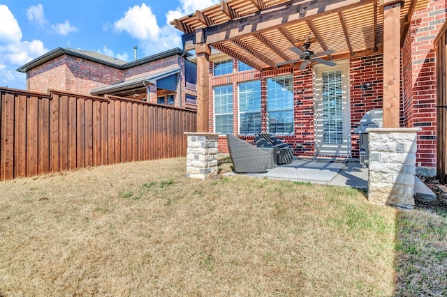 view of yard featuring a patio, a pergola, a ceiling fan, and fence