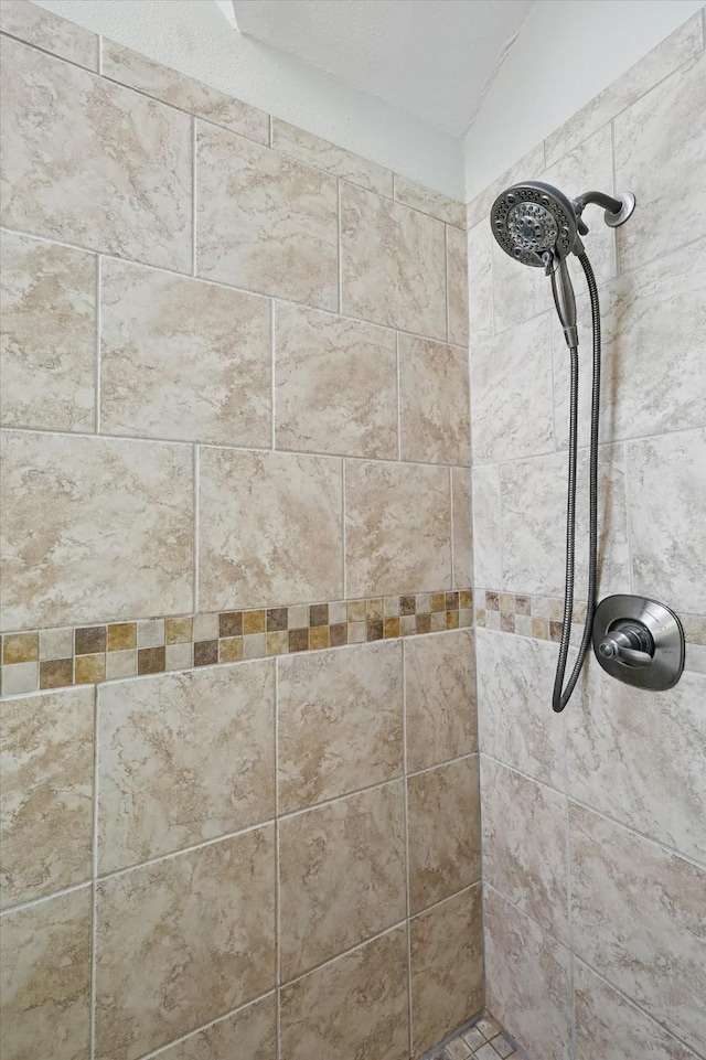 bathroom featuring tiled shower