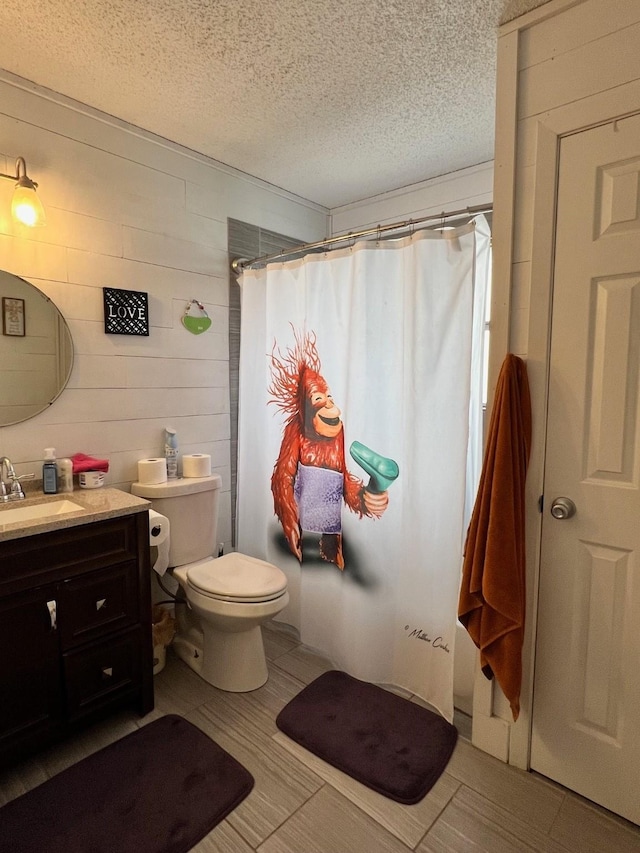 full bath with vanity, toilet, a shower with curtain, and a textured ceiling