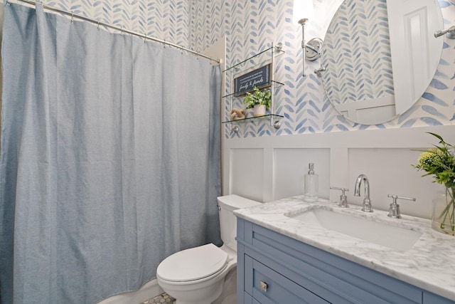 full bath featuring vanity, curtained shower, toilet, and a decorative wall