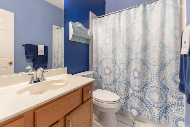 full bathroom featuring tile patterned floors, toilet, a shower with shower curtain, and vanity