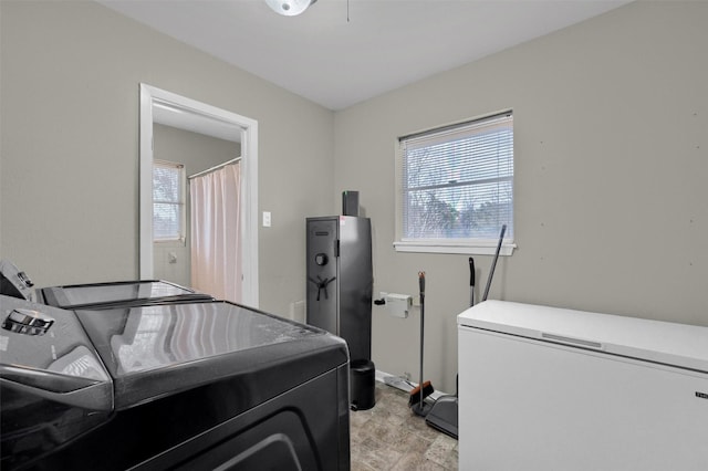 washroom featuring laundry area and independent washer and dryer