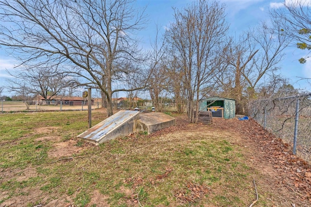 view of yard with an outbuilding and fence