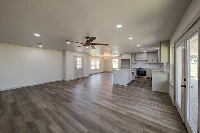 kitchen with visible vents, dark wood-type flooring, open floor plan, and stainless steel range with electric cooktop