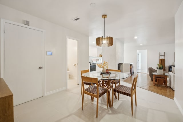 dining space featuring visible vents, light tile patterned flooring, recessed lighting, and baseboards