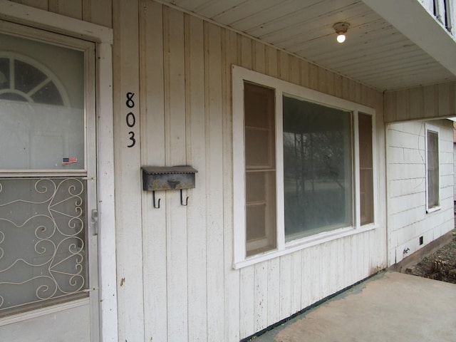 entrance to property featuring crawl space