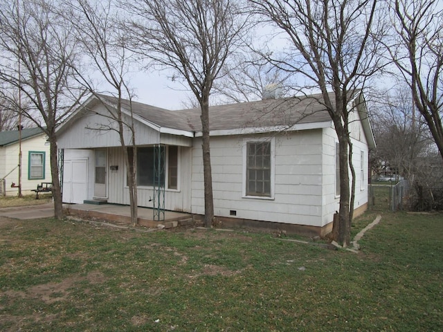 view of front of property featuring crawl space, a front yard, and fence