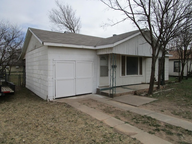 single story home with a porch