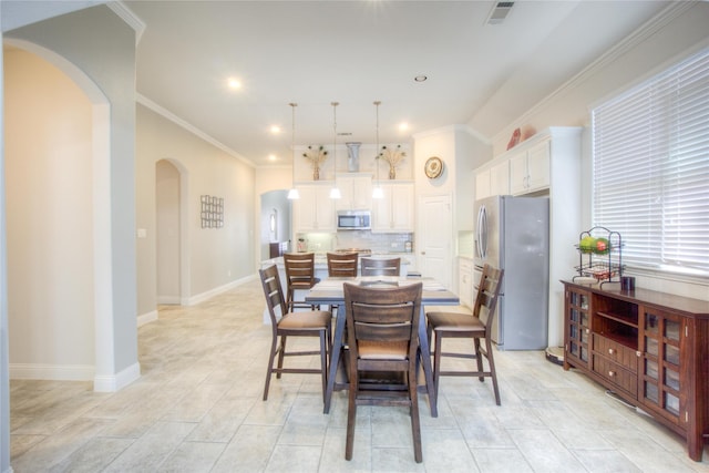 dining space featuring visible vents, baseboards, recessed lighting, arched walkways, and crown molding