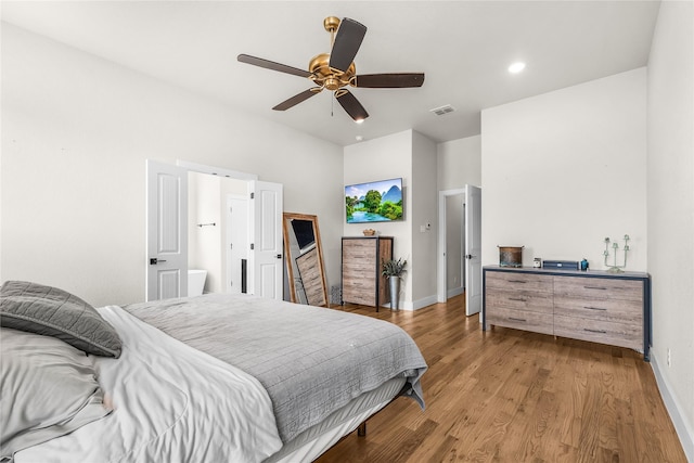 bedroom featuring light wood-style flooring, visible vents, baseboards, and ceiling fan