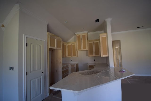 kitchen with visible vents, a peninsula, a kitchen bar, and ornamental molding