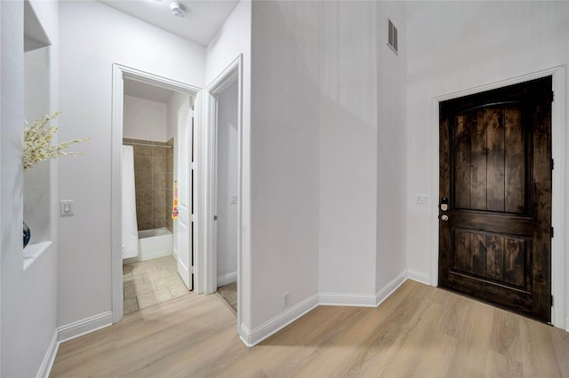 entryway featuring visible vents, baseboards, and light wood-style floors