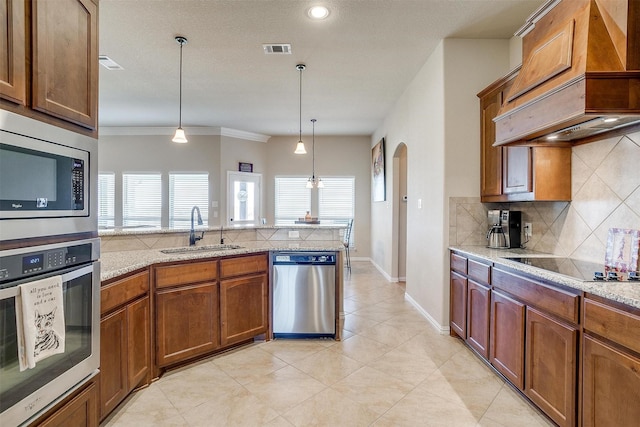 kitchen featuring visible vents, arched walkways, custom exhaust hood, stainless steel appliances, and a sink