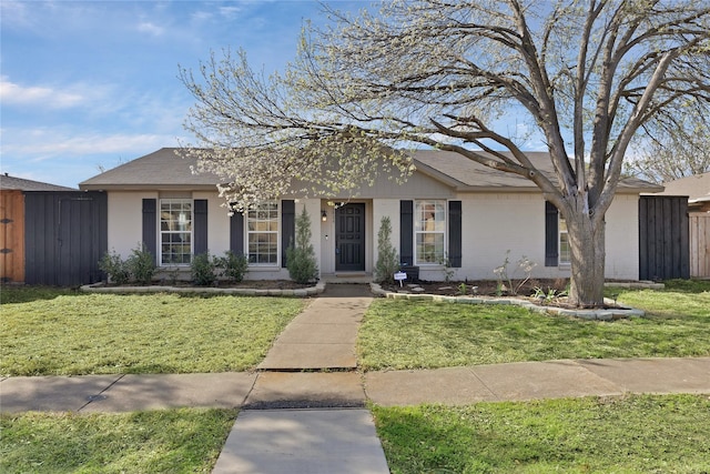 view of front of home featuring a front lawn and fence