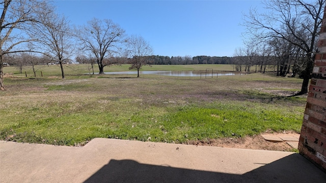 view of yard featuring a water view