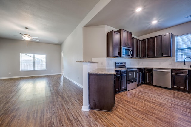 900 Juneberry Dr, Denton, TX 76207 - kitchen featuring a ceiling fan, a sink, backsplash, dark wood finished floors, and stainless steel appliances