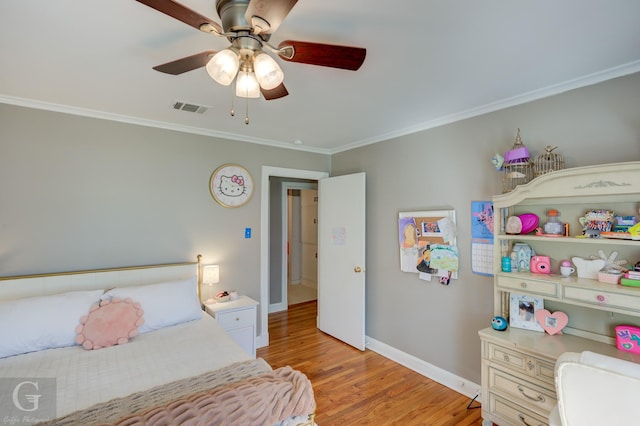 bedroom with baseboards, visible vents, light wood-style flooring, ceiling fan, and ornamental molding